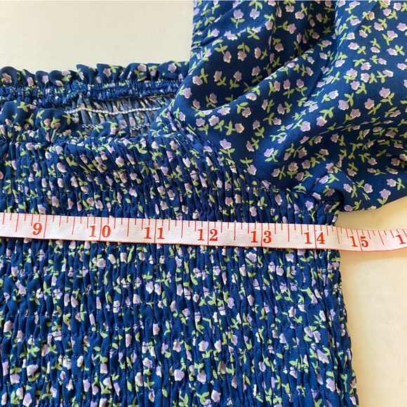 Woman’s Square neck, Puff Sleeves, Gathered blue print Shirt; Size Medium - Picture 7 of 7